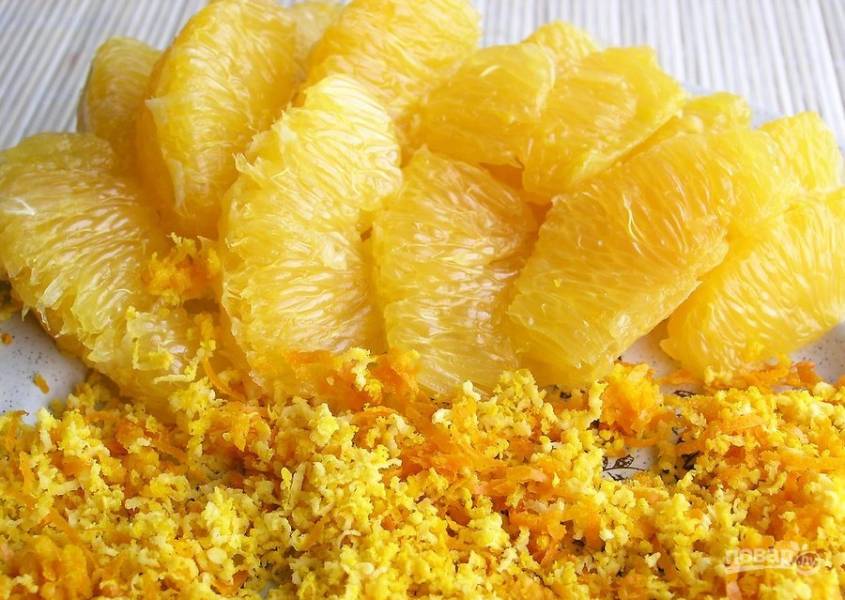 Вырежьте филе из апельсинов. С 1/2 апельсина натрите цедру.