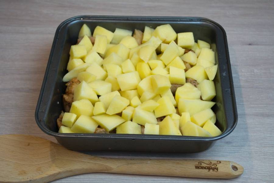 5. Очистите и нарежьте небольшими кубиками картофель. Кубики картофеля должны быть одинакового размера, чтобы весь картофель приготовился одновременно. Влейте в форму 1,5-2 стакана бульона или кипяченой воды. Хорошо посолите и поперчите.