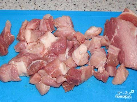 2. Нарезаем мясо на кусочки среднего размера. Я предпочитаю для тушеной свинины нарезку кубиками.