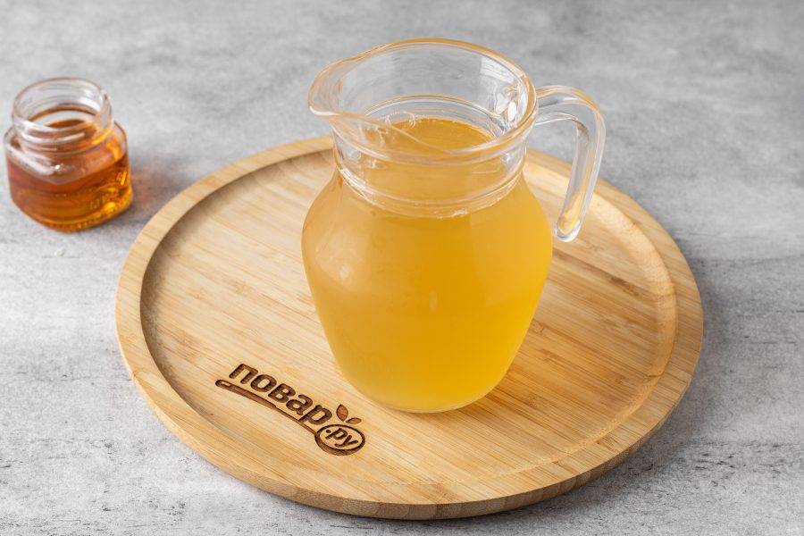 Когда чай остынет до комнатной температуры, перелейте его в кувшин. Добавьте лимонный сок и сироп топинамбура. Уберите в холодильник на пару часов, чтобы чай охладился.