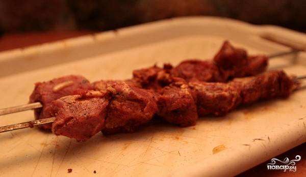 5. После того как огонь готов, плотно нанизайте кусочки мяса на шампур.