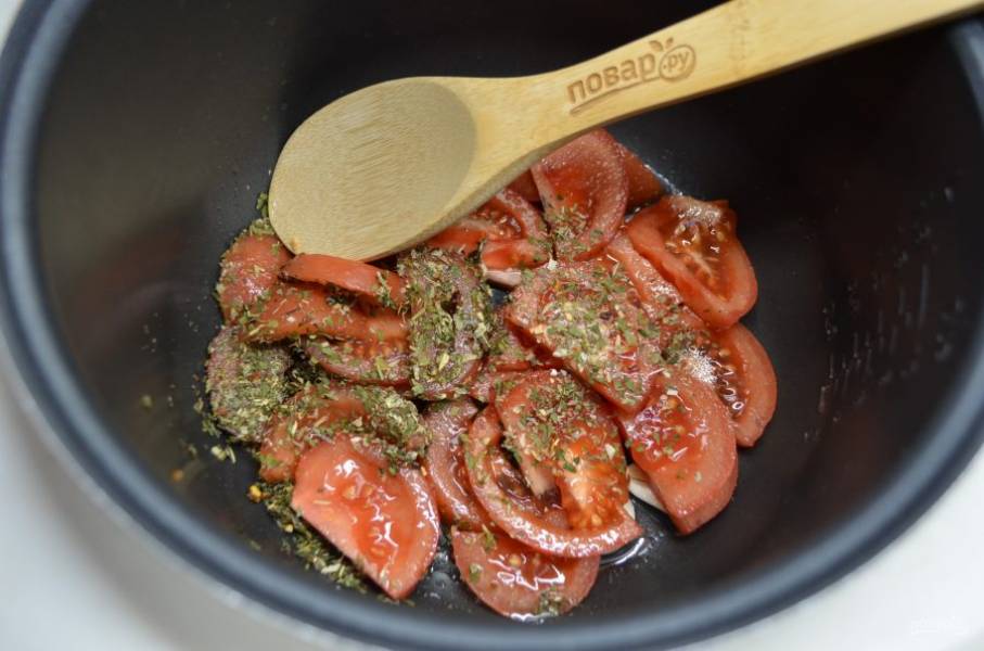 Добавьте в чашу мультиварки помидоры, порезанные просто кусочками или дольками, соль и итальянские травы. Протушите соус 15 минут в режиме "Подогрев" или "Суп". Крышка закрыта!