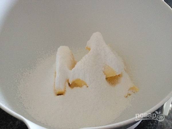 4. Для приготовления крема взбейте размягченное сливочное масло с сахарной пудрой. 
