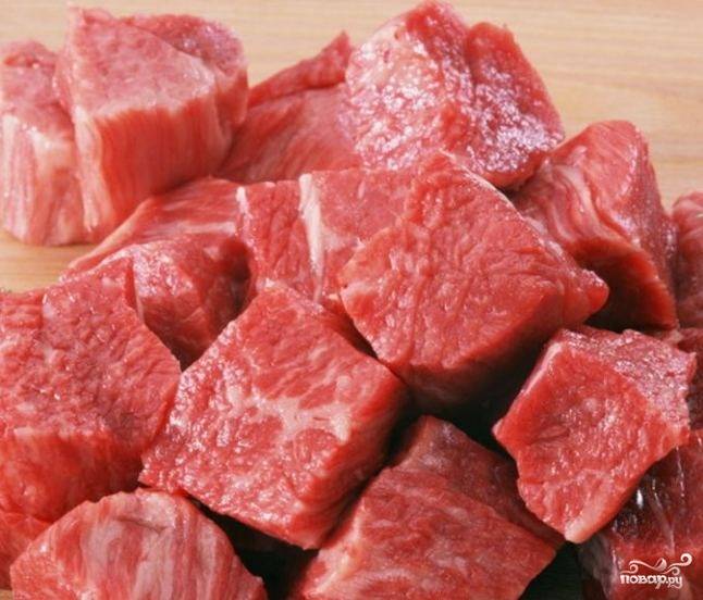 1. Промойте мясо, нарежьте небольшими кубиками. Поджарьте на среднем огне на растительном масле в течение 10 минут. 