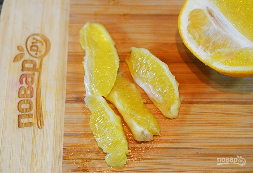 3. Вырежете филе лимона без пленок. Сок добавьте в сковороду с фенхелем.