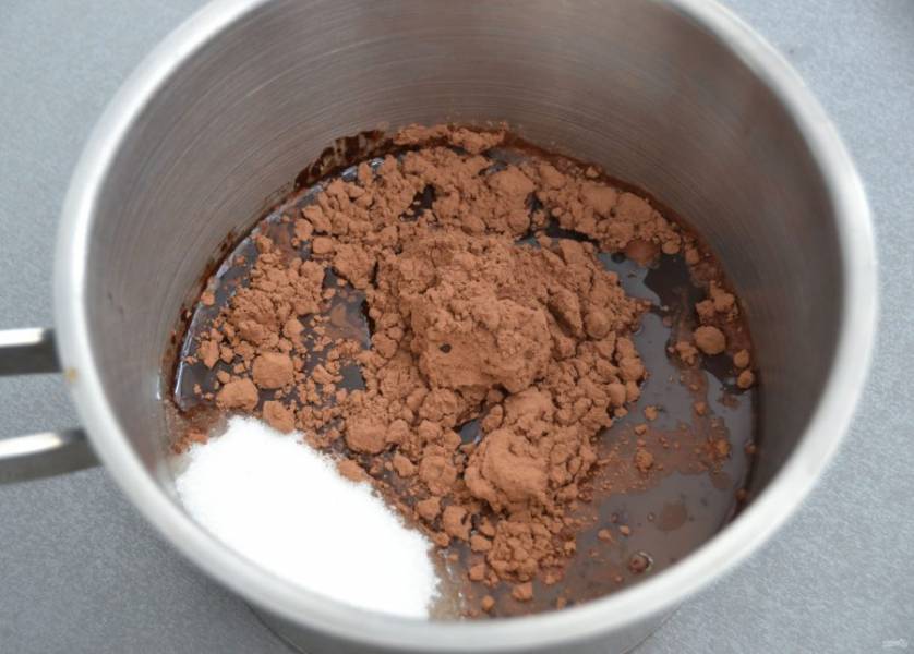 В сотейник всыпьте какао-порошок, 200 грамм сахара, влейте воду и растительное масло.