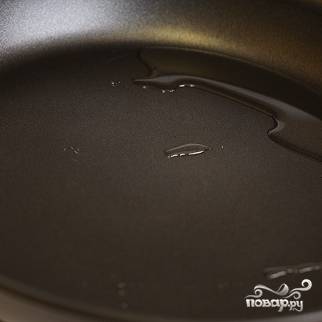 5. В сковороду влейте масло и нагрейте на среднем огне.