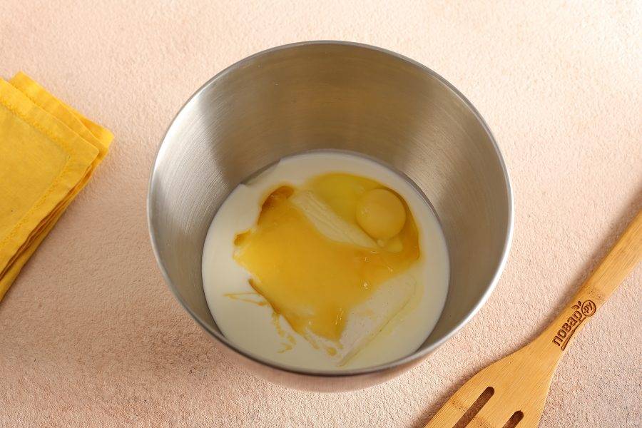 Тесто для маффинов удобнее замешивать сразу в чаше блендера. Можно смешать ингредиенты и просто в миске, используя силу рук и венчик. Выкладываем в чашу творог, мед, кефир и яйцо.