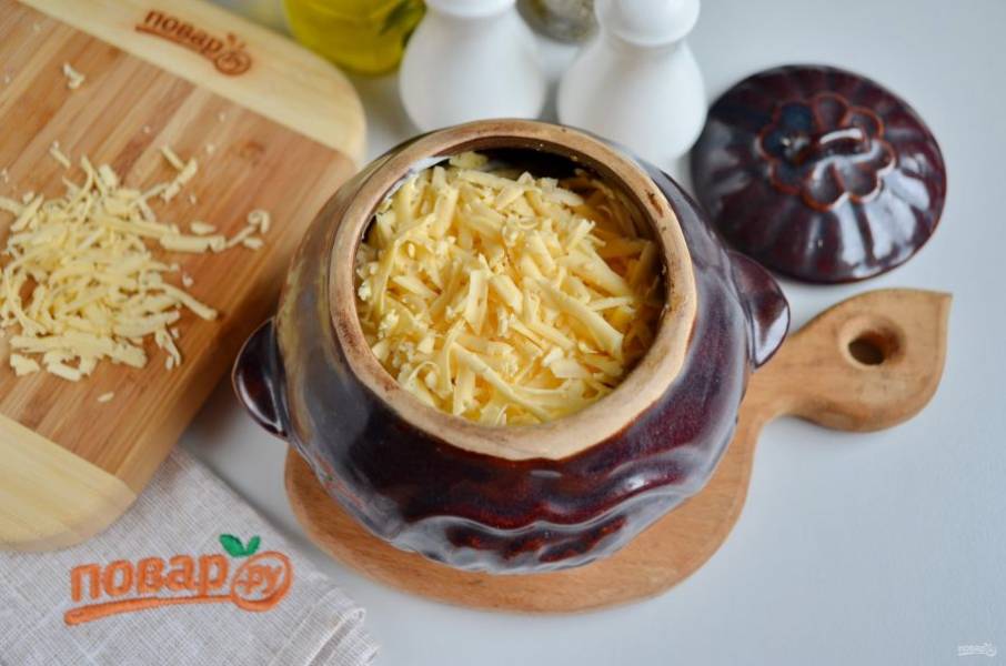 Полейте хорошо тыкву сметаной, сверху распределите сыр тертый. Отправьте горшочек в духовку на 20 минут, температура — 220-250 градусов.