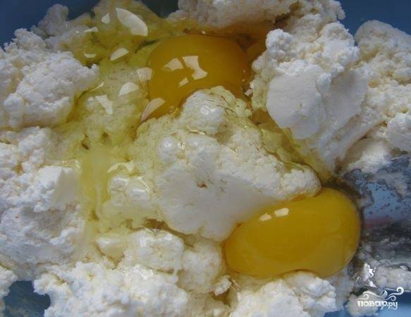2. Взбиваем яйца с творогом до состояния однородной массы.
