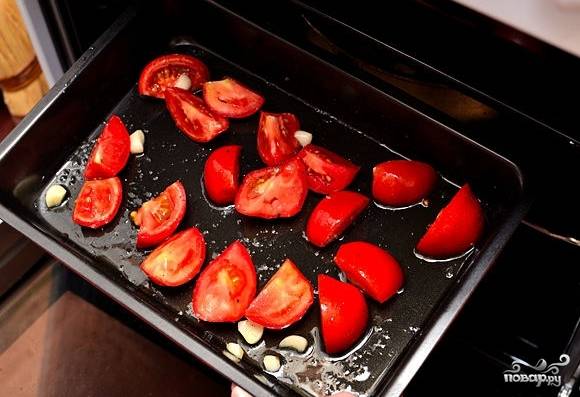 Помидоры посолить, поперчить и помидоры хорошо смазать маслом. Поставить противень в духовку, разогретую до 190 градусов на час.