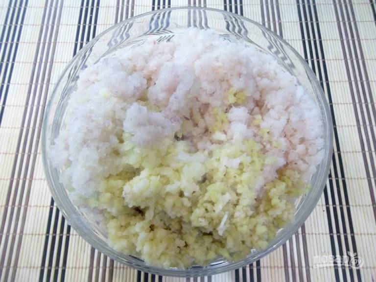 В мясорубке прокрутите картофель, лук, минтай и чеснок до образования единой массы.
