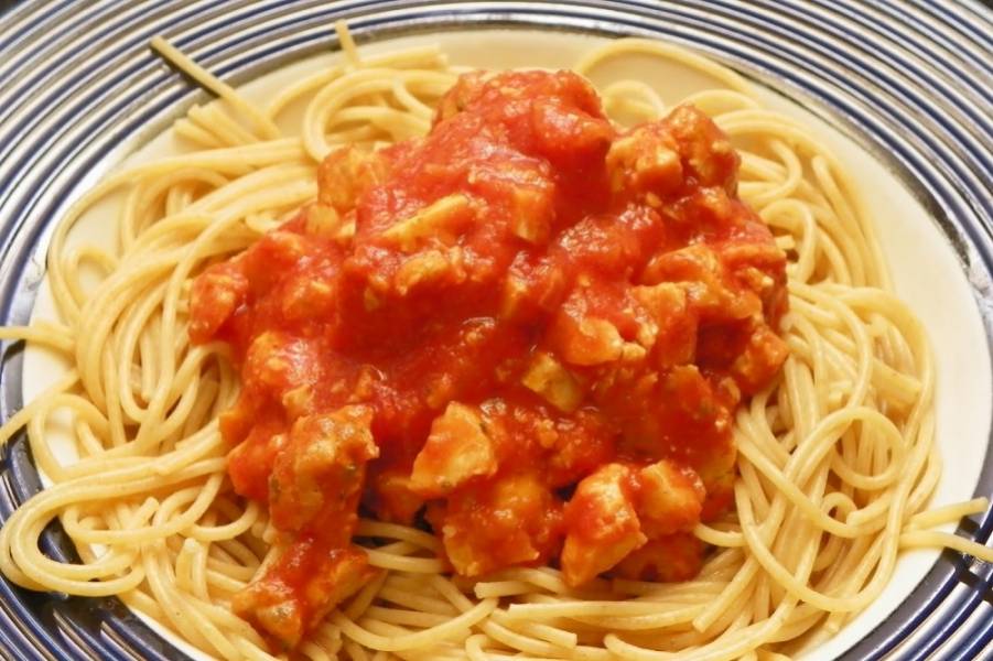 4. Томатный соус с курицей и чили выложите ложкой на спагетти. Блюдо можно украсить базиликом и присыпать тертым "Пармезаном". Приятного аппетита!