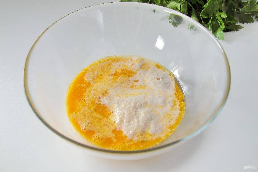 3. В глубокой миске взбейте яйцо с растительным маслом. Добавьте подошедшую опару.