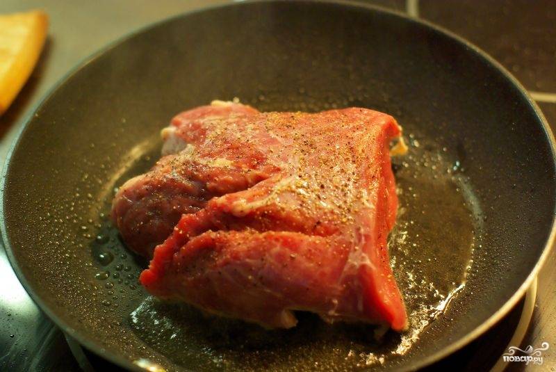 Приводим кусок мяса в порядок - промываем, просушиваем, удаляем жир и пленочки. Солим, перчим и отправляем на сковородку в большое количество масла обжариваться 