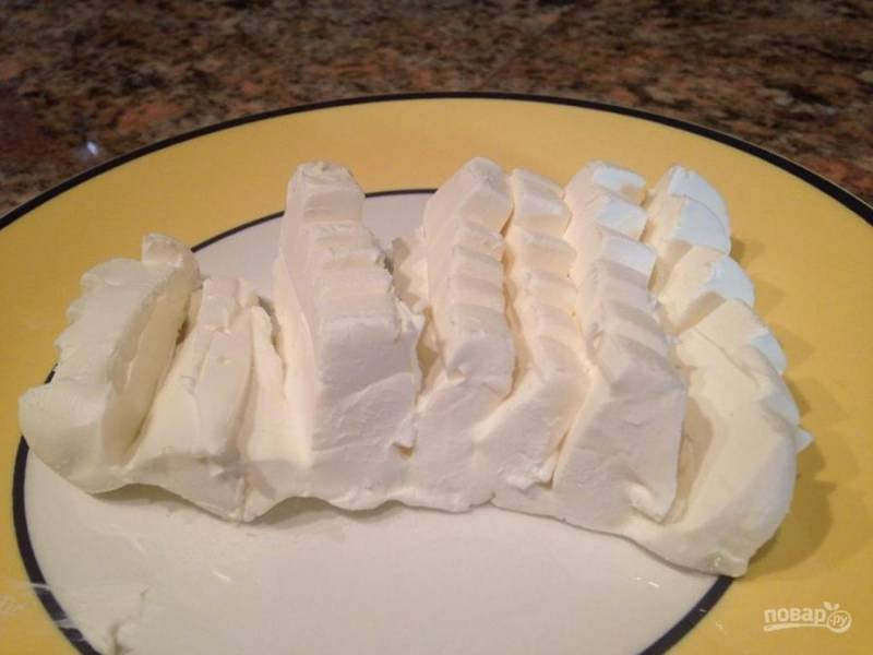 Сливочный сыр порежьте на кусочки, поставьте в морозилку на 30 минут.