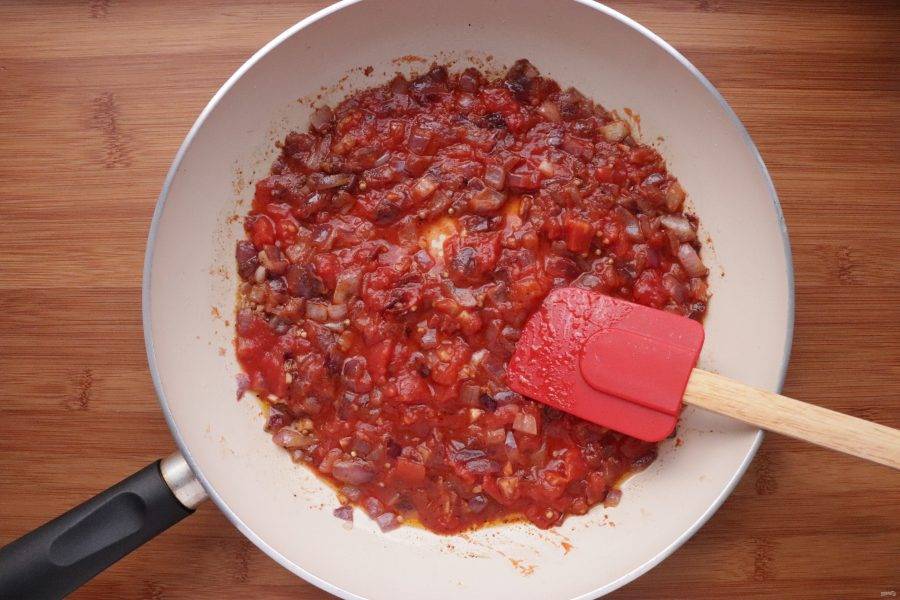 Добавьте нарезанные помидоры вместе с соком, солью, перцем и готовьте еще 10 минут. 