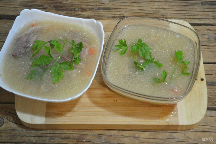 Сварить вкусно холодец из свиных ножек. Холодец из рульки. Холодец из рульки свиной. Холодец с петрушкой. Студень из свиной рульки.