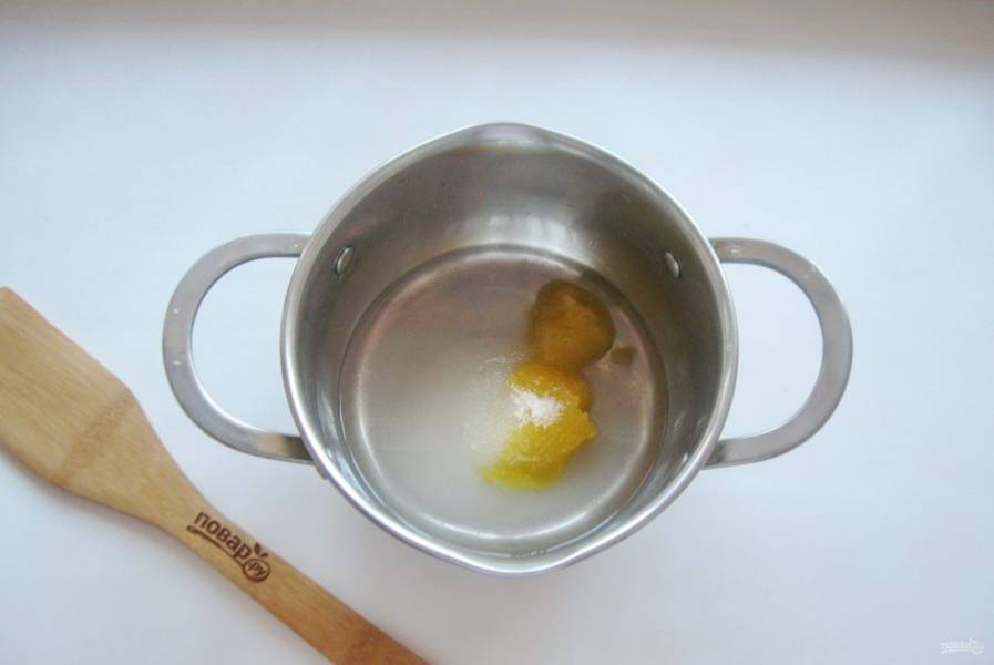 В кастрюлю выложите мёд, сахар и налейте воду.