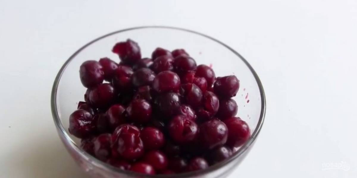 1. Удалите косточки из вишни и переложите ягоды в мисочку. Залейте их вином так, чтобы оно полностью их покрывало. Оставьте в холодильнике на несколько часов (или на ночь). 