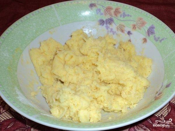 Смешиваем картофельное пюре с сыром, яйцом и мукой. Добавим соли и хорошенечко все вымесим. 