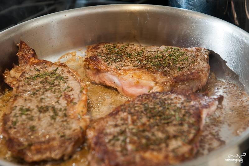 Переверните стейки (примерно на 3 минуты). Если вы любите мясо хорошей прожарки, то добавляйте соответствующее время. И помните, время приготовления зависит от размеров и толщины вашего стейка.