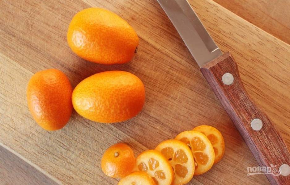 Кумкваты вымойте и обсушите. Нарежьте кружочками и удалите косточки. Можно обойтись и без этого фрукта, так как он используется только для подачи, или же заменить его на дольки апельсинов.  