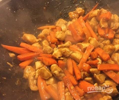 3. Отправляем морковь к мясу и жарим на растительном масле при постоянном помешивании. Тем временем отварите спагетти до состояния полуготовности.