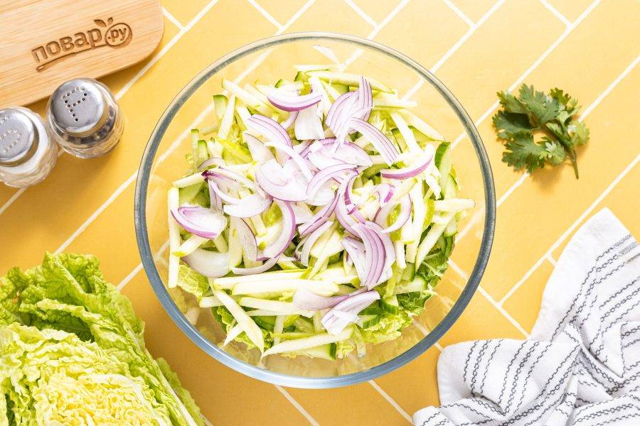 Красный лук нарежьте полукольцами.