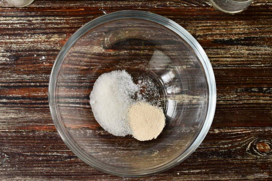 В миске соедините соль, 2 ст. ложки сахара и дрожжи.