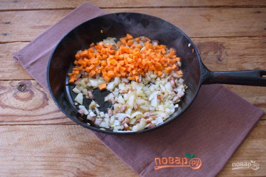 Нарежьте мелким кубиком морковь. Добавьте к луку в сковороду.