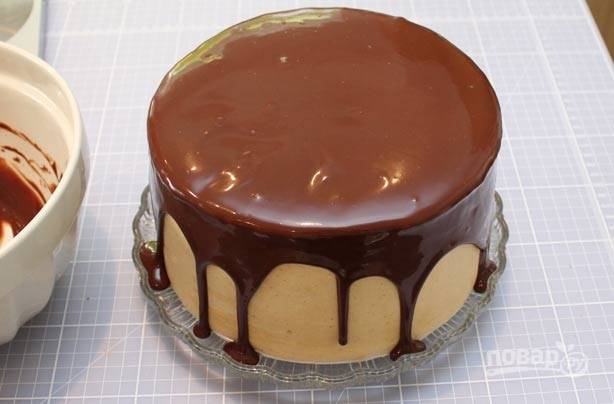 8.	Смажьте верхушку торта приготовленным ганашем, пусть капельки стекают по его стенкам.
