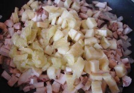 Обжариваем на растительном масле лук, затем добавляем грибы и мелко нарезанную сердцевину кабачка.