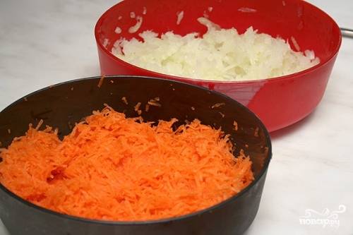 Чистим лук и морковь. Морковь натираем на крупной терке, лук режем как нравится.