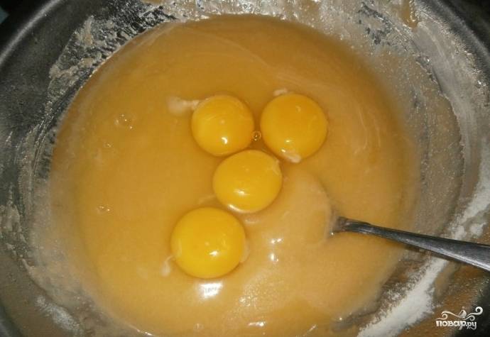 Потом в получившуюся смесь добавьте яйца. 