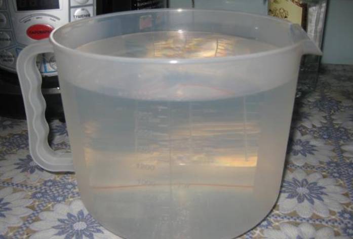 Вливаем 2 литра холодной отфильтрованной воды.