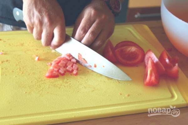 Нарежьте помидоры кубиками.