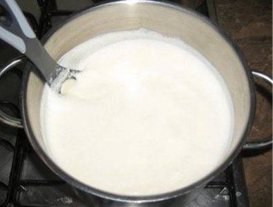 Рецепт приготовления рисовой запеканки сладкой довольно прост, а если у вас в семье есть дети, они будут очень рады приготовленному лакомству.
1. Подготавливаем кастрюльку, вливаем в нее молоко и доводим до кипения.
