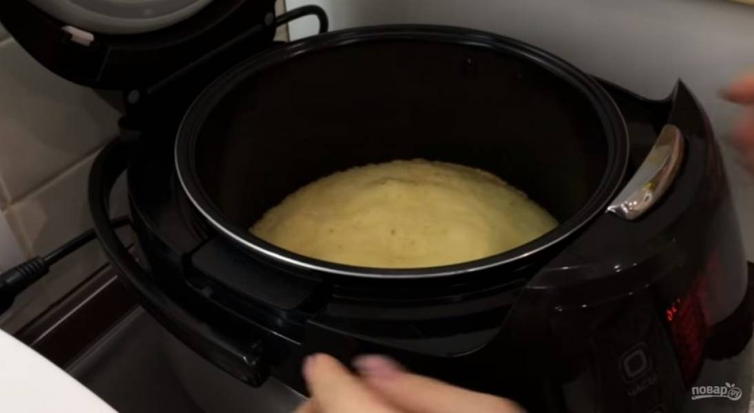 2.  Пирог можно испечь в мультиварке в режиме «Выпечка» в течение 1 часа, предварительно смазав форму маслом. Можно также испечь пирог в разогретой до 180 градусов духовке в течение 35 минут в покрытой пергаментом форме.