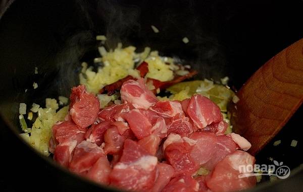 4. Выложите мясо на сковороду. Жарьте минут 5-7 на сильном огне. 