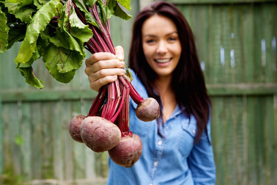 10 бюджетных продуктов, которые помогут сохранить молодость
