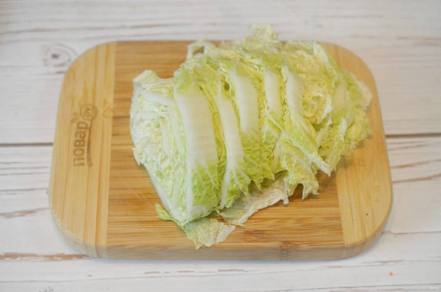 4. Китайскую капусту нарежьте.

