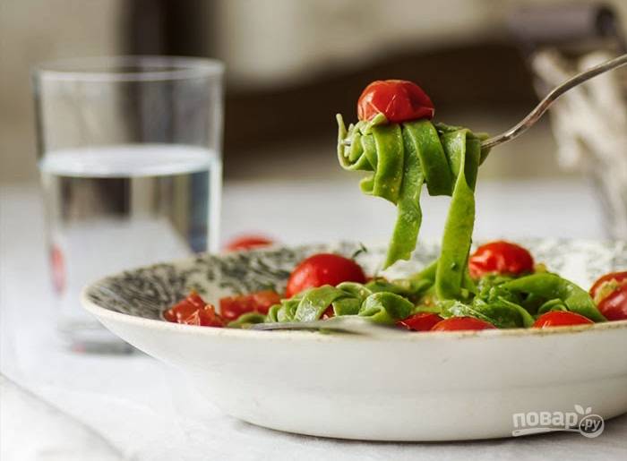 Домашняя паста со шпинатом и томатами