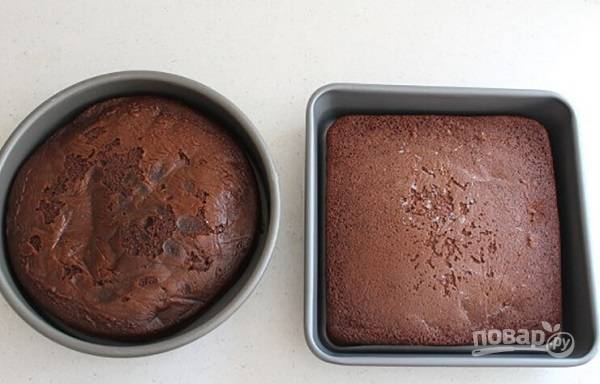 1. Используя любимый рецепт, испеките два коржа — круглый и квадратный. Основой может быть как классический бисквит, так и шоколадный.