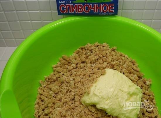 1. Раскрошите кекс в крошку и соедините со сливочным маслом. Тщательно перемешайте и уберите на 10-15 минут в морозилку. 