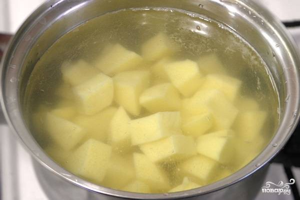 1. Картофель очистите, нарежьте средними кусочками и отправьте в кипящую подсоленную воду. Отварите до готовности. 