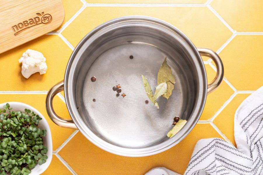 Для маринада вскипятите воду с соль, сахаром, всеми специями и очищенными зубчиками чеснока. Проварите 1 минуту, чтобы растворился сахар и соль.