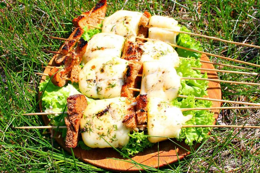 Когда сыр немного расплавится и пропитается ароматом трав, выкладываем его на листья салата и горячим подаем к столу. Приятного аппетита!