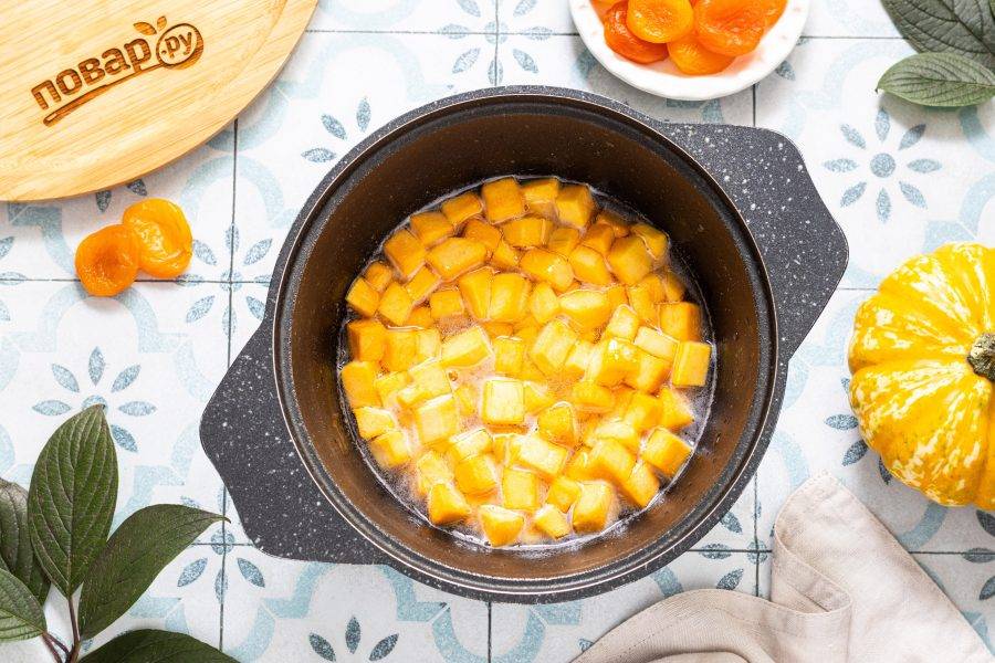 После доведите тыкву в сахарном сиропе до кипения.