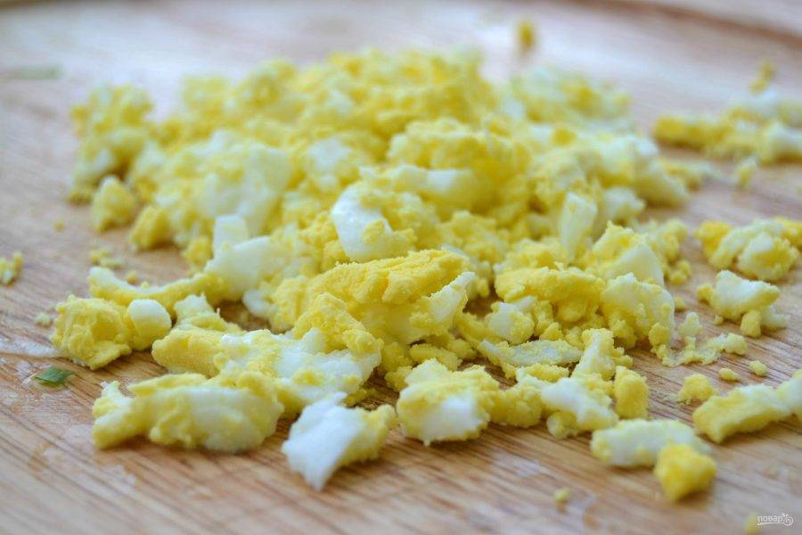 5.	Отварное яйцо очистите от скорлупы и разомните вилкой.